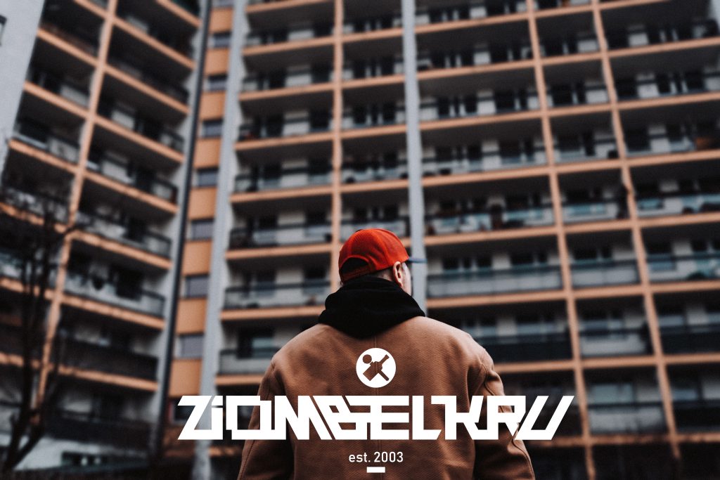 Witaj na stronie ZiombelKru Prezentuje. Tu znajdziesz informacje na temat naszych artystów, kupisz płyty, oraz nawiązujące do ich twórczości ubrania. Dziękujemy za Twoją obecność i wspieranie naszych twórców! Muzykę i nasze produkty tworzymy z pasją i dbałością o jakość dźwięku, słów i stylu.